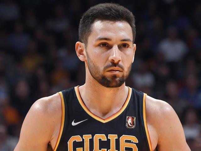 “九游app_ 季后赛最火爆瞬间盘点：球迷最激动的绝杀时刻”，季后赛落后绝杀